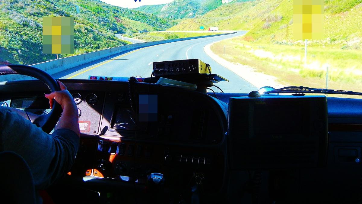 sofer_camion_ilustrativ_autostrada_tir