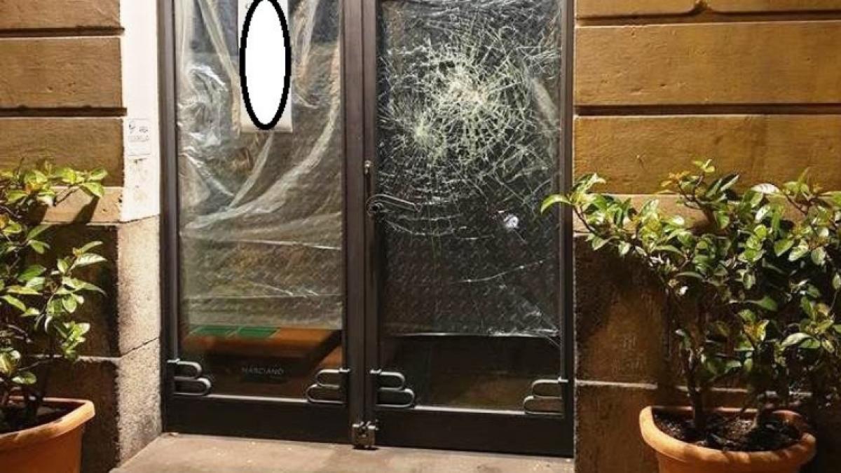 disperat_geamul_unui_magazin