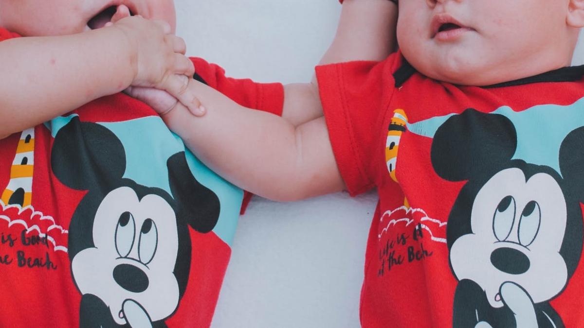 bebelusi_gemeni_ilustrativ