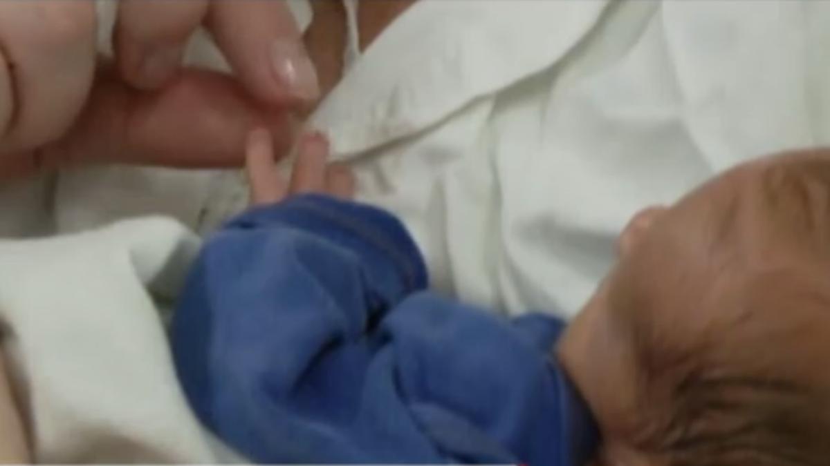 bebelus_in_brate_la_medic_bolnav