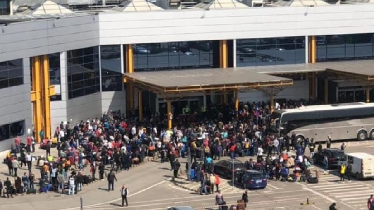 muncitori_romani_pleaca_germania_aglomeratie_aeroport_2