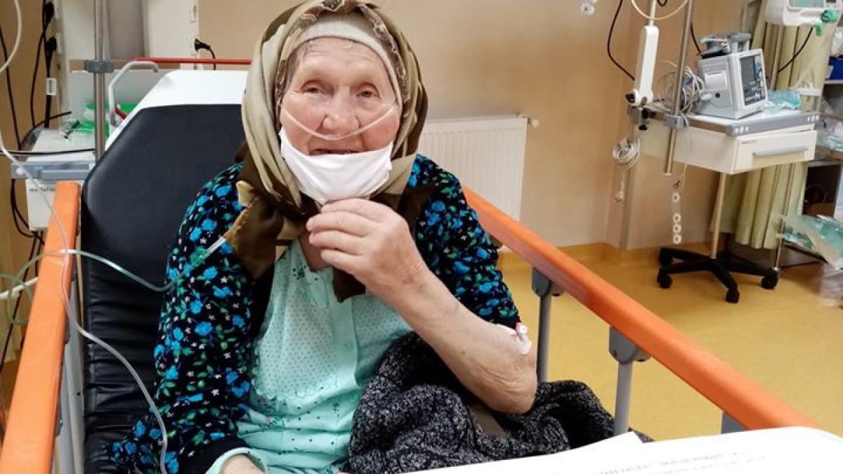pensionara_cu_masca_facuta_de_ea_spital_suceava_facebook