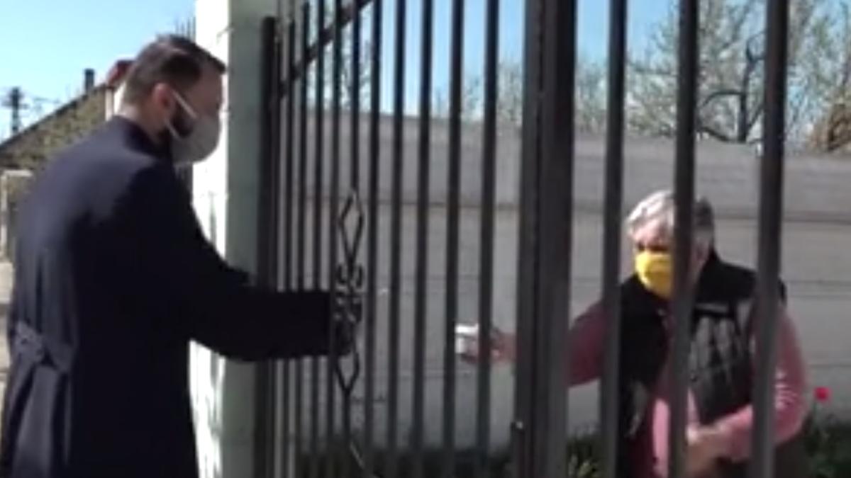 preot_imparte_paine_sfintita