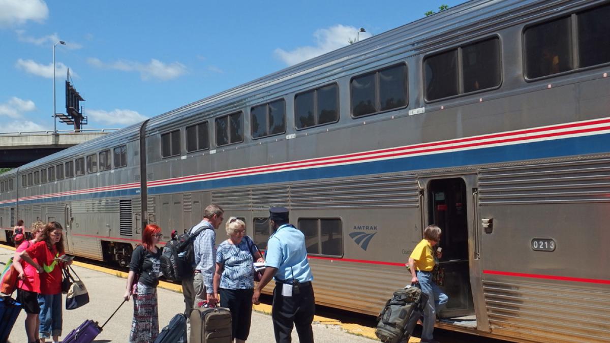 pasageri_tren_gara_calatori_nas