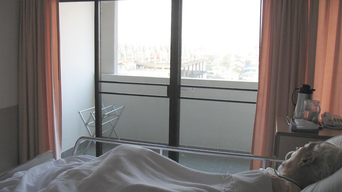 barbat_batran_pat_de_spital_pacient_mort_deces_decedat_flickr