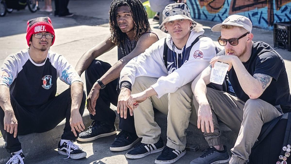 oameni_tineri_prieteni