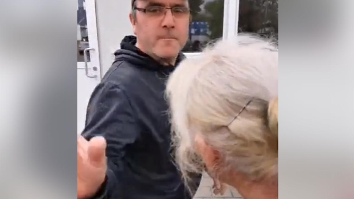 patronul_neamt_smulge_telefonul