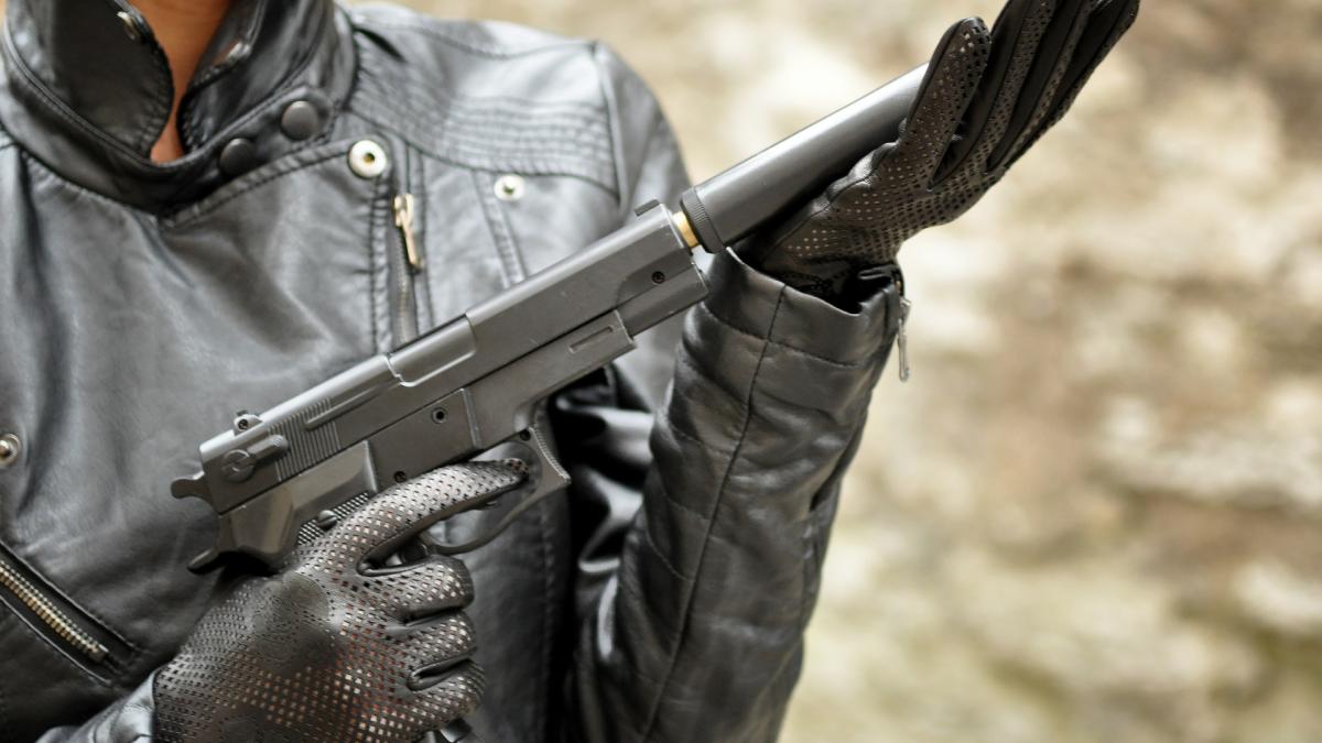 femeie_arma_pistol_terorista_pixabay