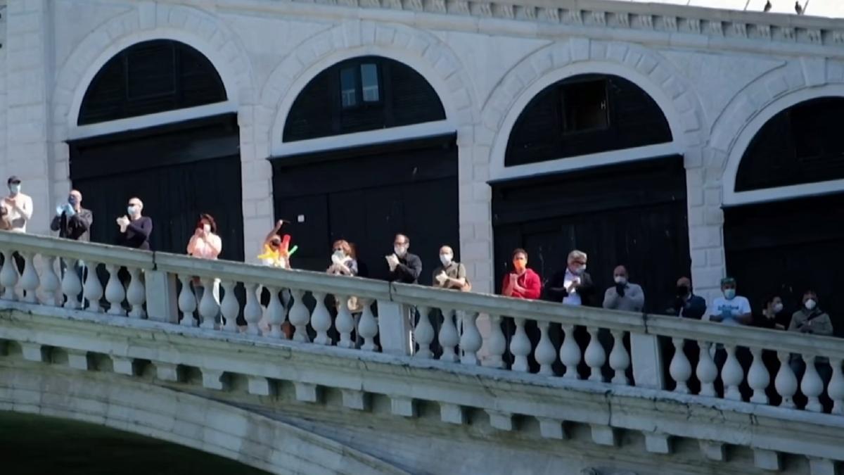 italia_masuri_relaxare_oamenii_aplauda_venetia