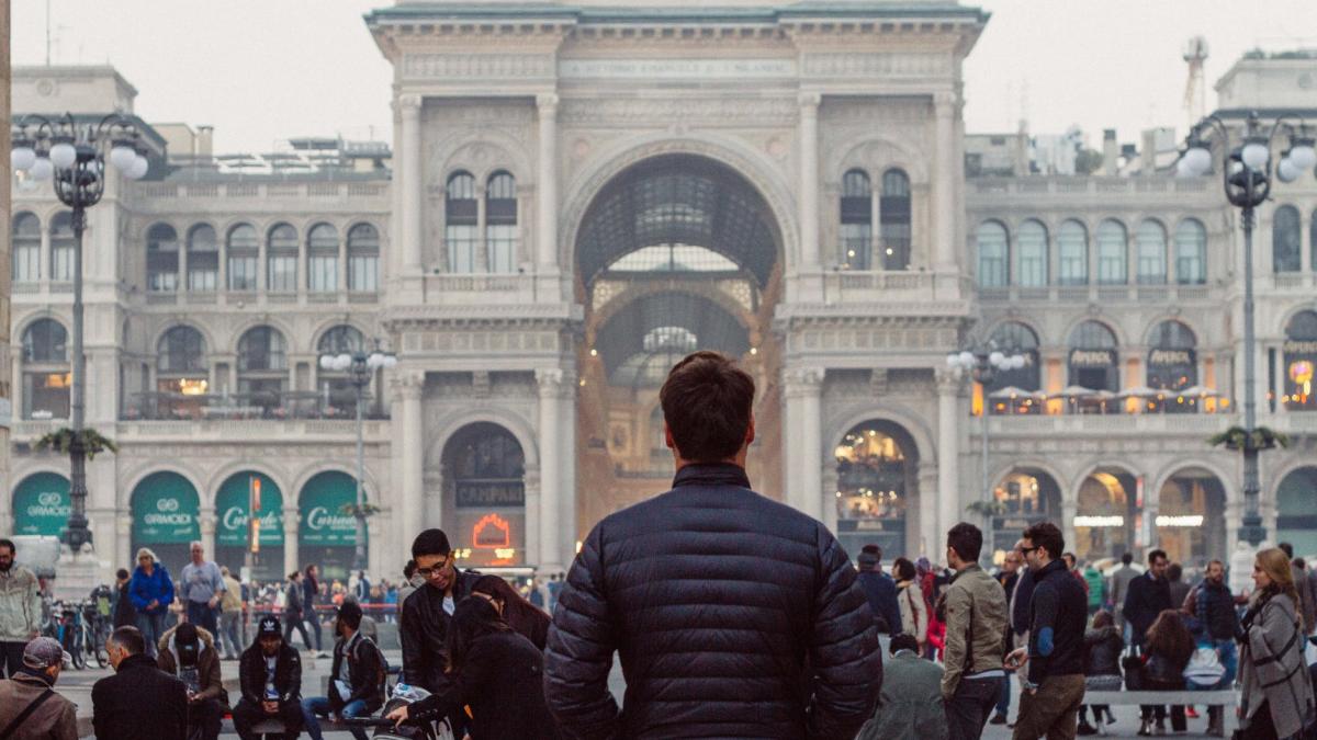 multime_oameni_romani_ilustrativ_19_05_2020