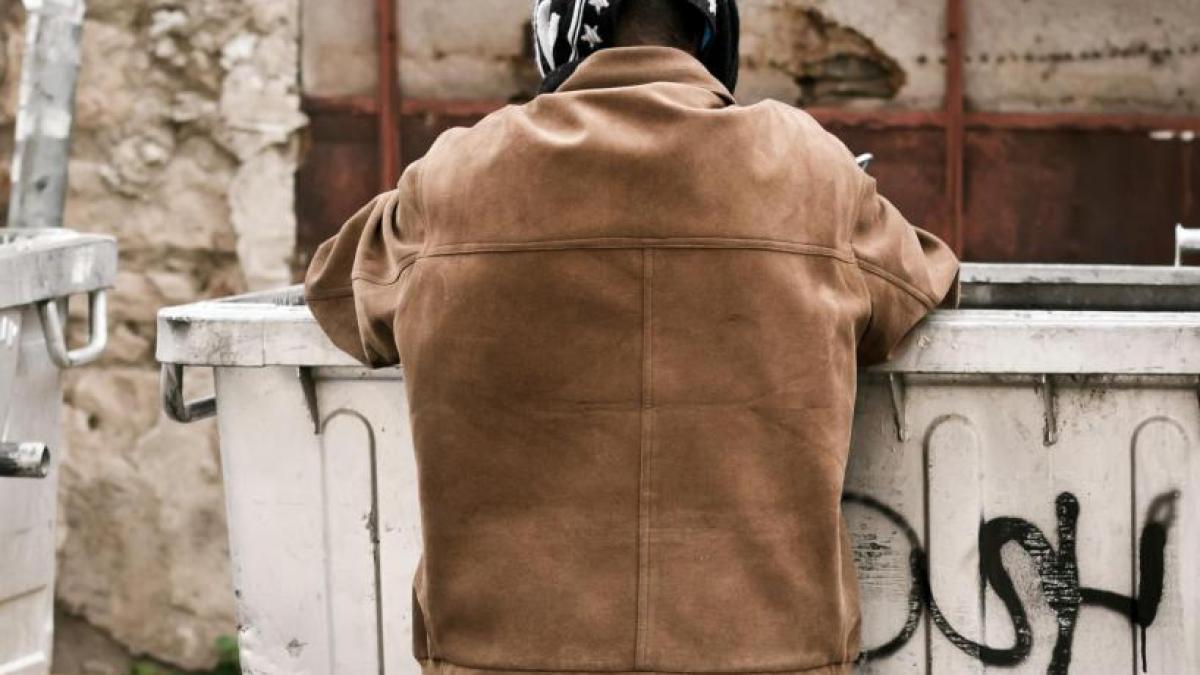 cersetor_cautat_gunoi_tomberon_gunoaie_om_al_strazii_flickr