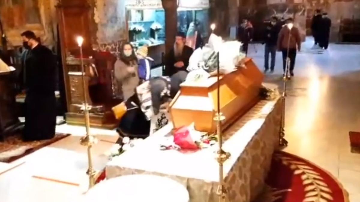 ips_pimen_sicriu_biserica_enoriasii_saruta_sicriul