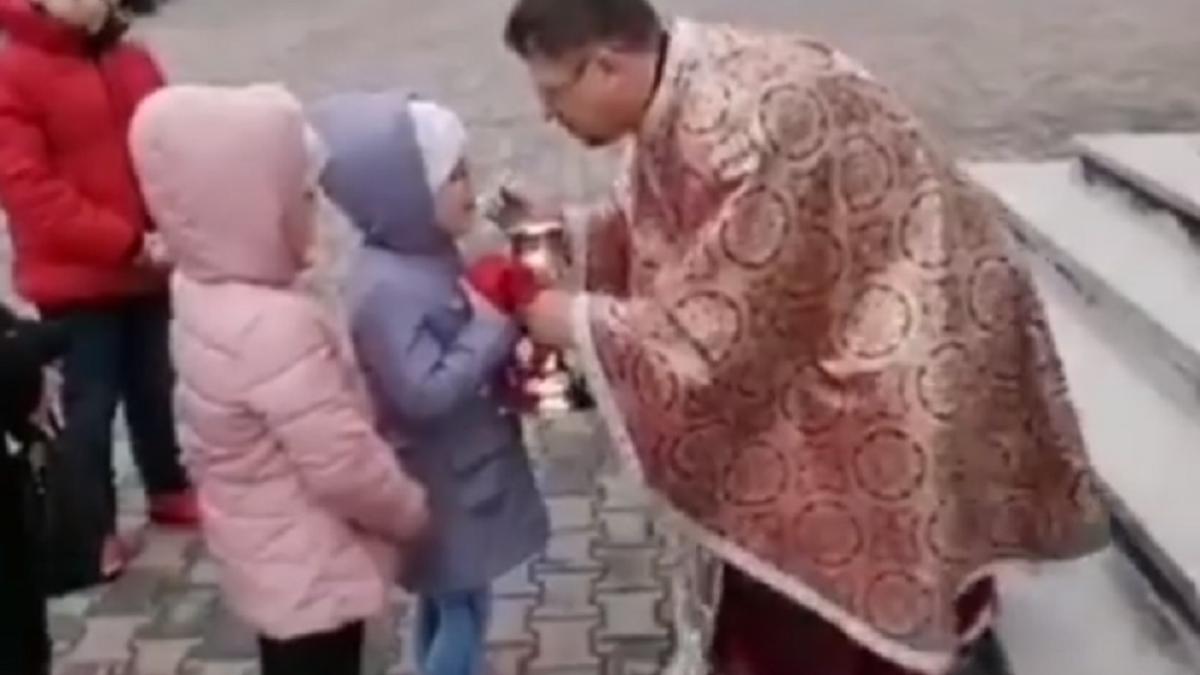 copii_impartasiti_aceeasi_lingurita_cluj