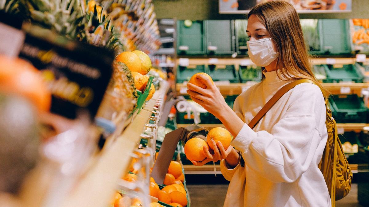 femeie_masca_cumparaturi_coronavirus