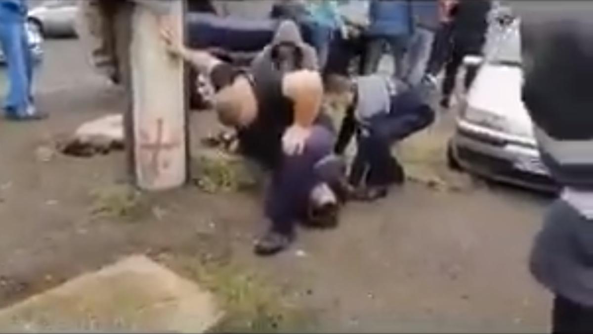 politist_resita_genunchi_gat_capt_video