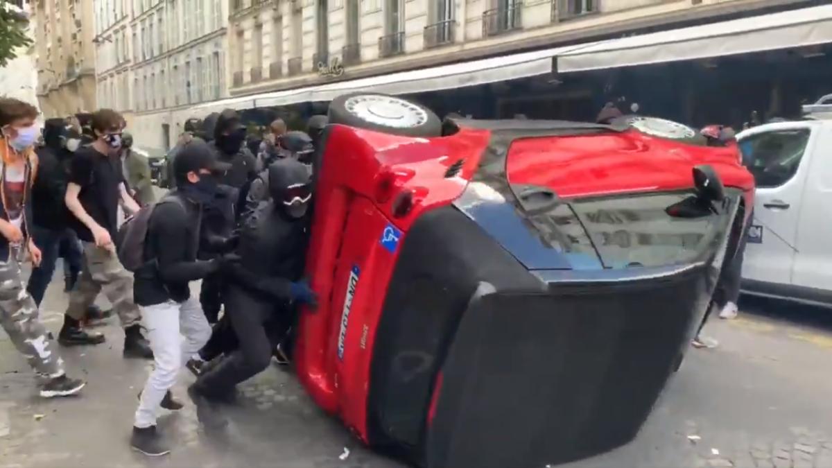 protest_paris_franta_violente_capt_video_masina_rasturnata