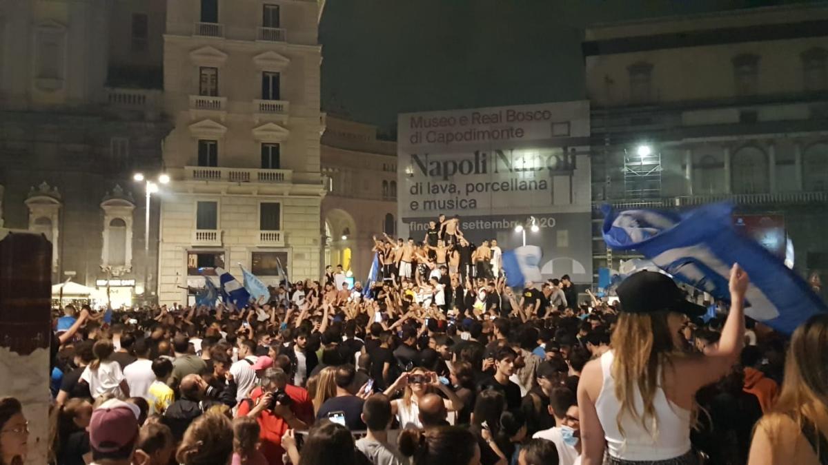 napoli_fani_sarbatoresc_in_strada