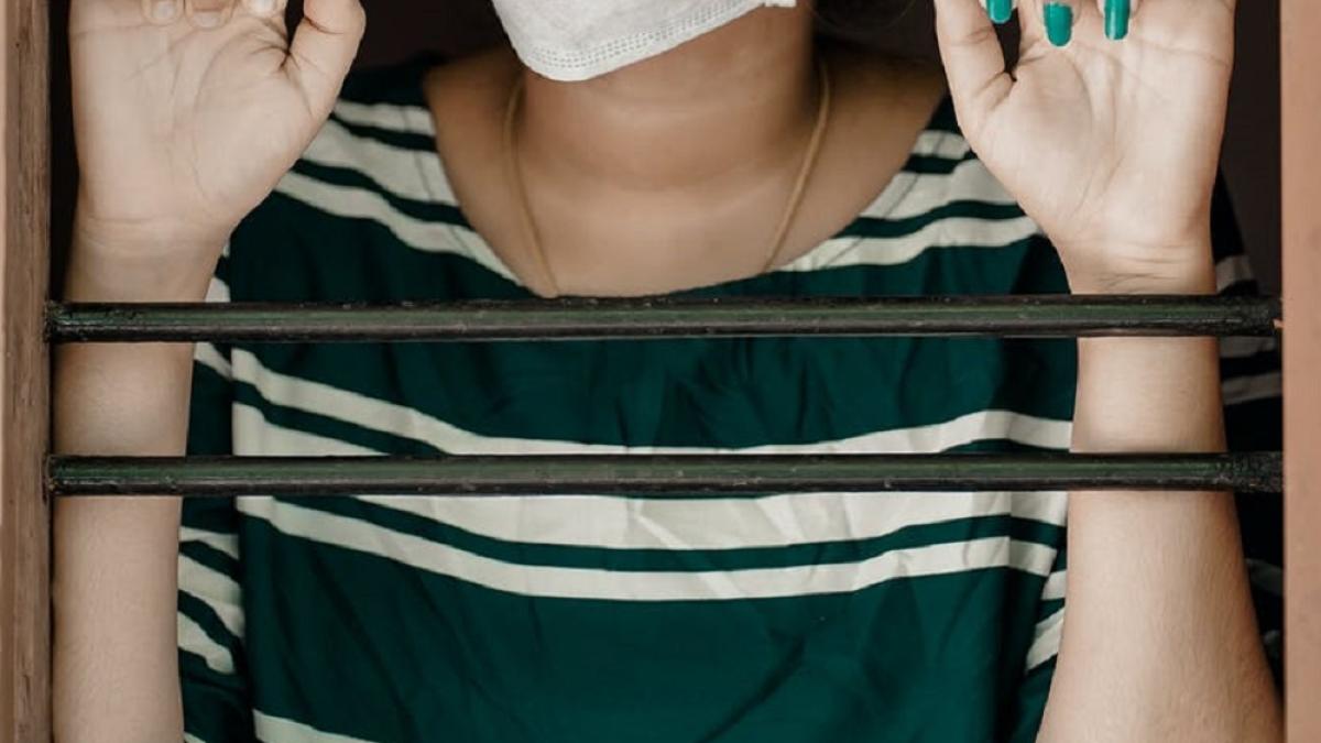 carantina_femeie_coronavirus_ilustrativ