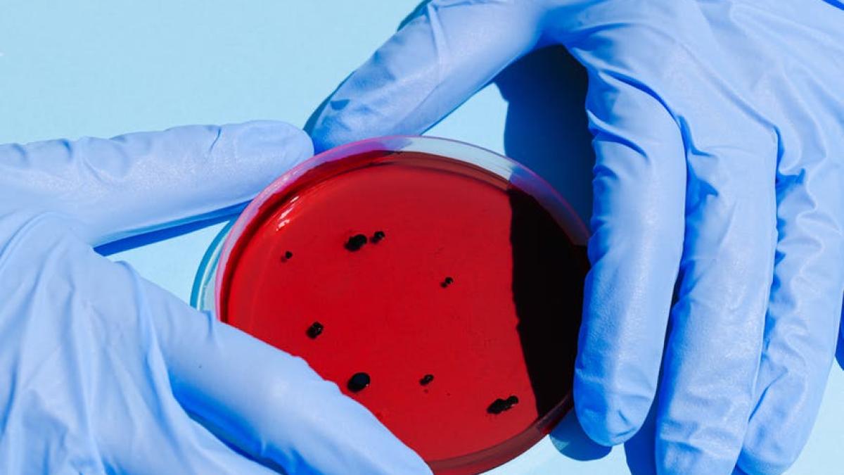 coronavirus_suprafata_manusi_maini_laborator