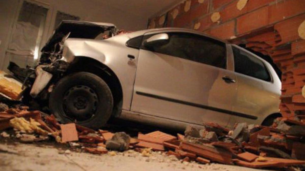 masina_in_casa_accident