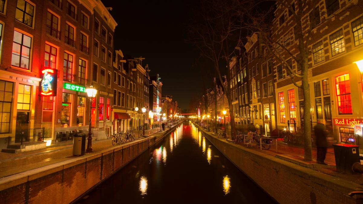 amsterdam_canal_lights_red_light_district_9320