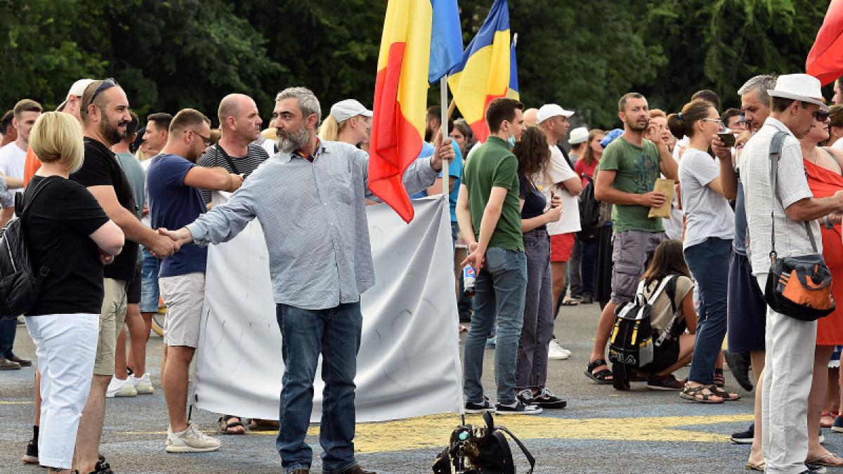 protest_piata_victoriei_vara_steag