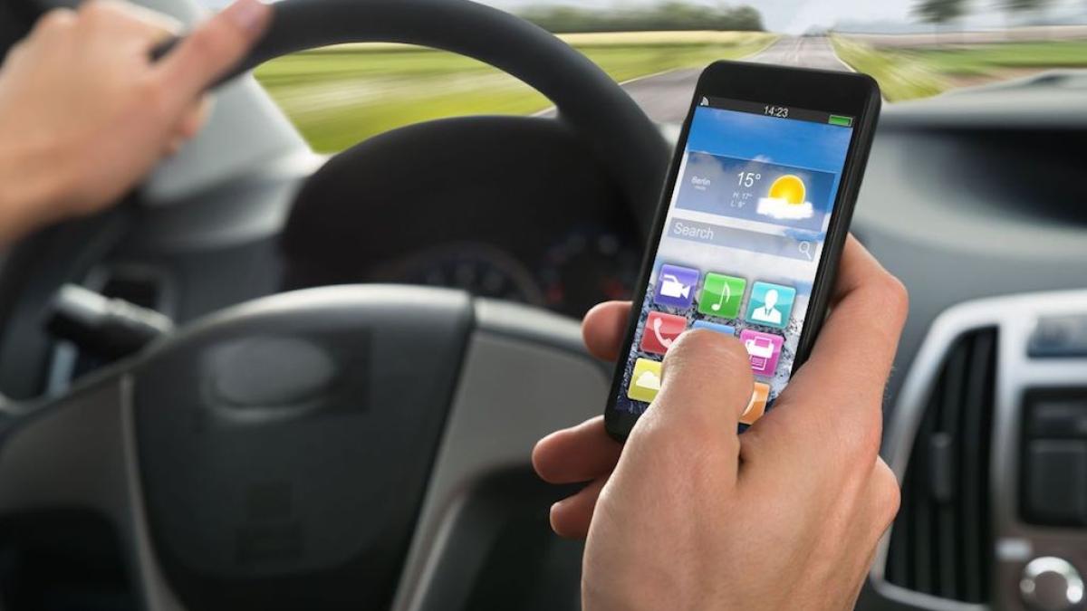 sofer_telefon_volan0internet