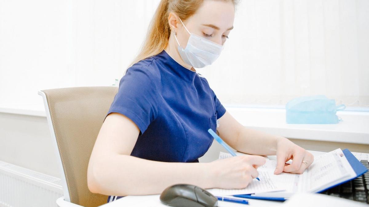 medic_masca_birou_ilustrativ