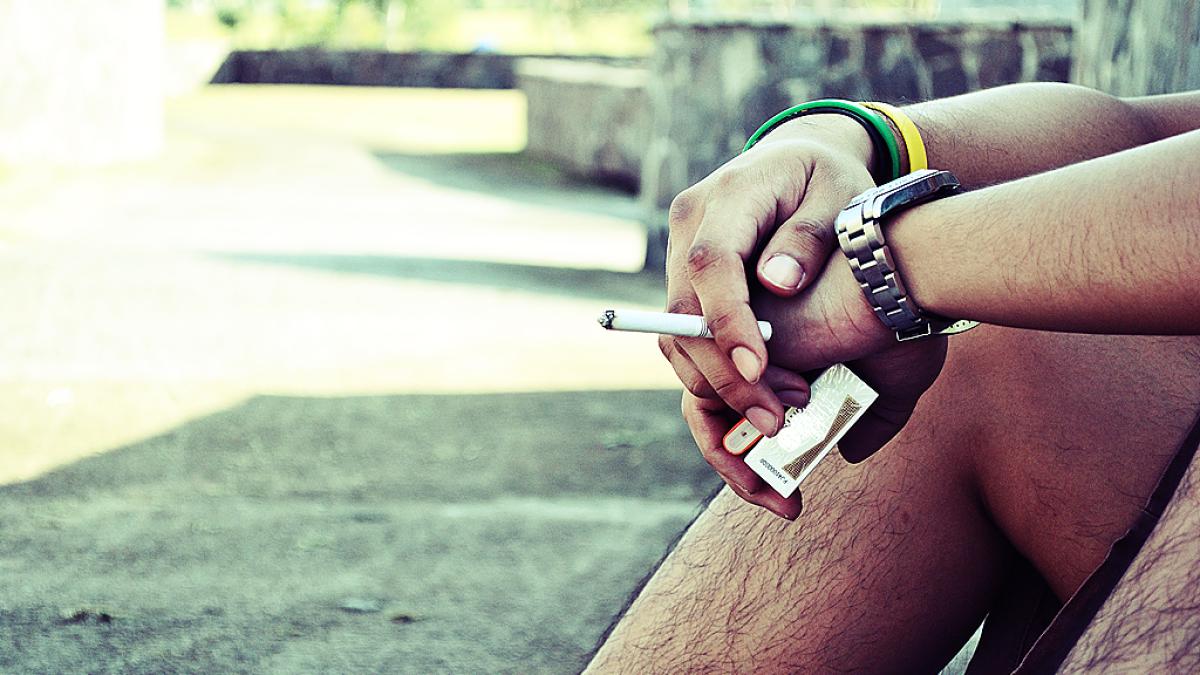 barbat_tigara_tigari_fumat_flickr_blur