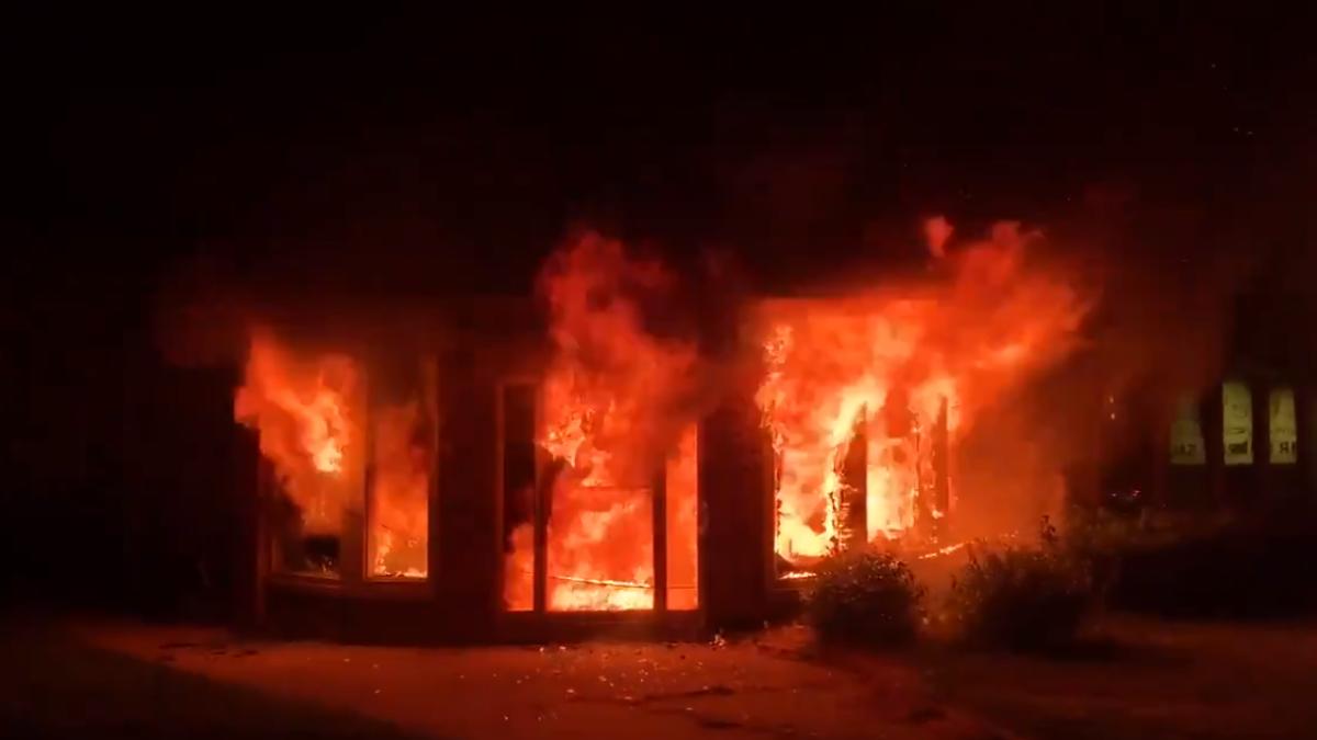 kenosha_wisconsin_sua_proteste_incendiu