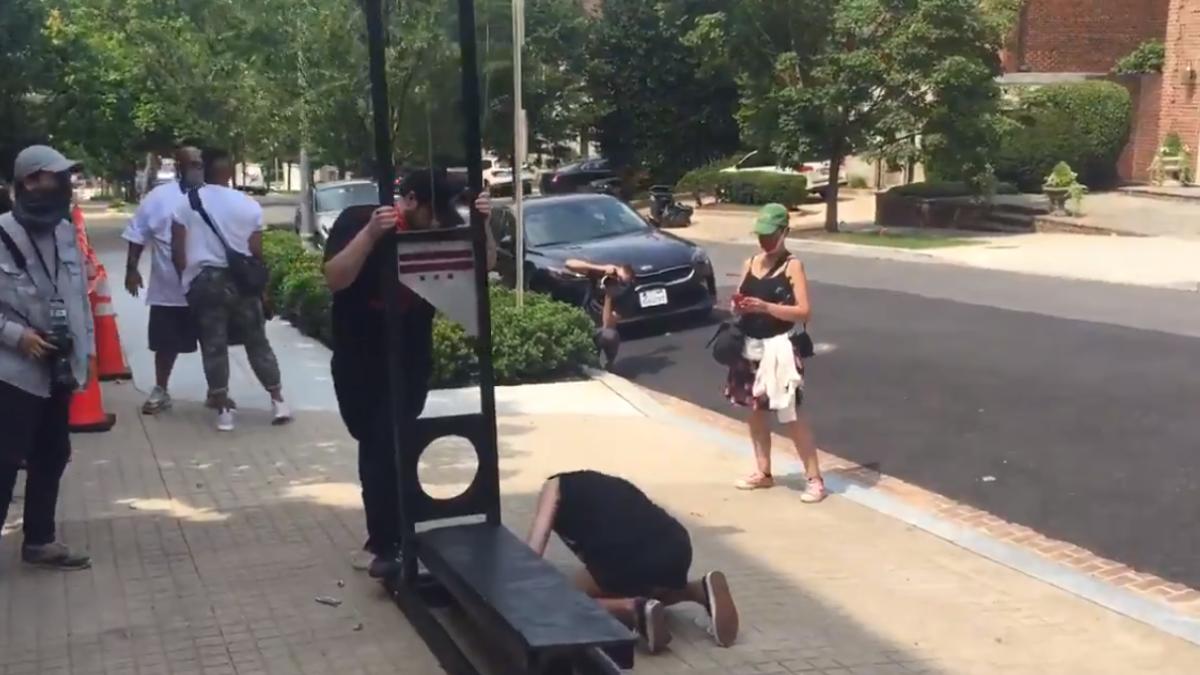 jeff_bezos_protest_ghilotina