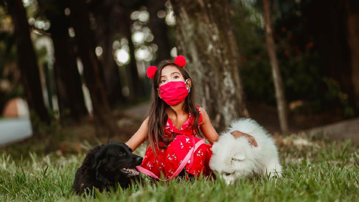 fetita_copil_masca_catei_coronavirus_ilustrativ_pexels_03_09_2020