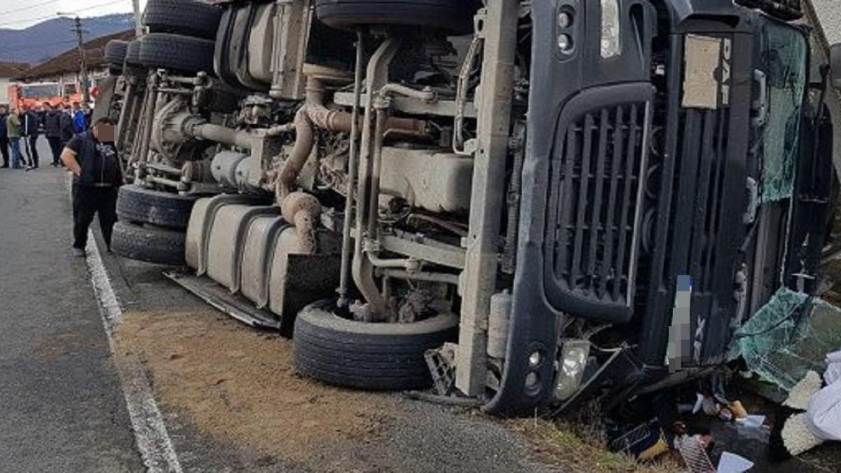 tir_cu_porci_rasturnat_ilustrativ