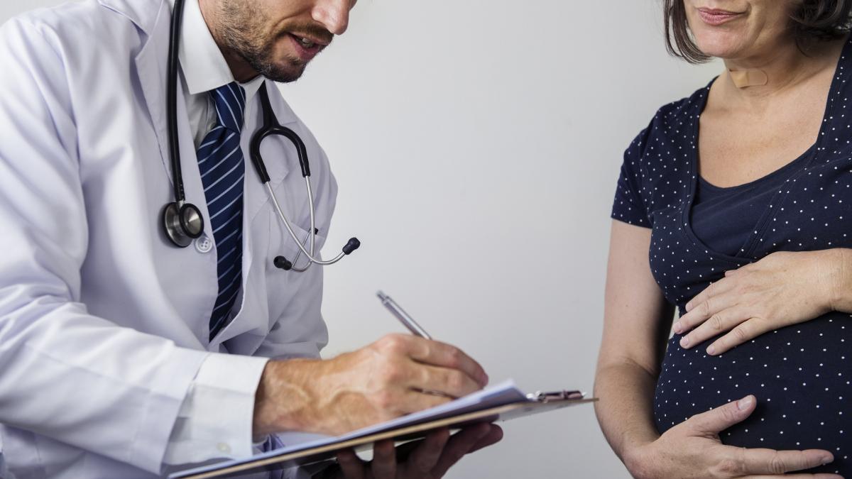 medic_ginecolog_monitorizare_sarcina_ilustrativ_freeepik