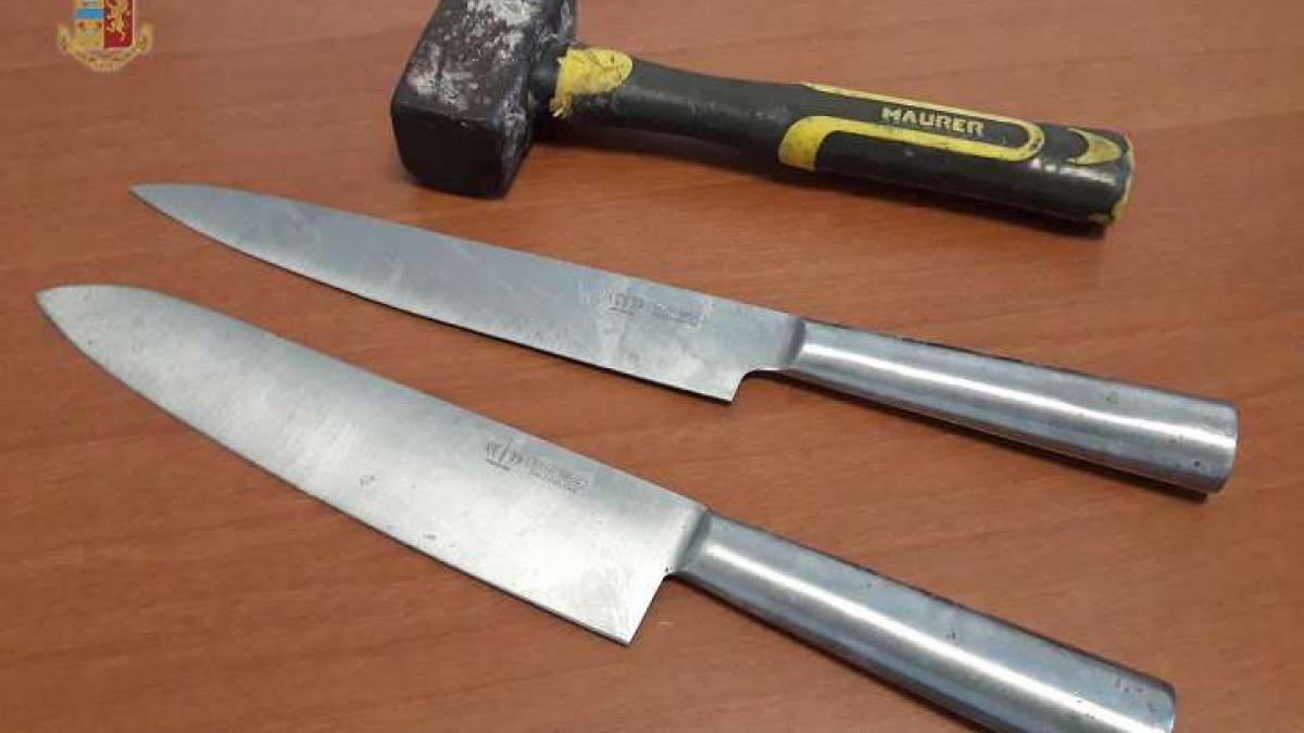 coltelli_mazzetta_sequestro_polizia