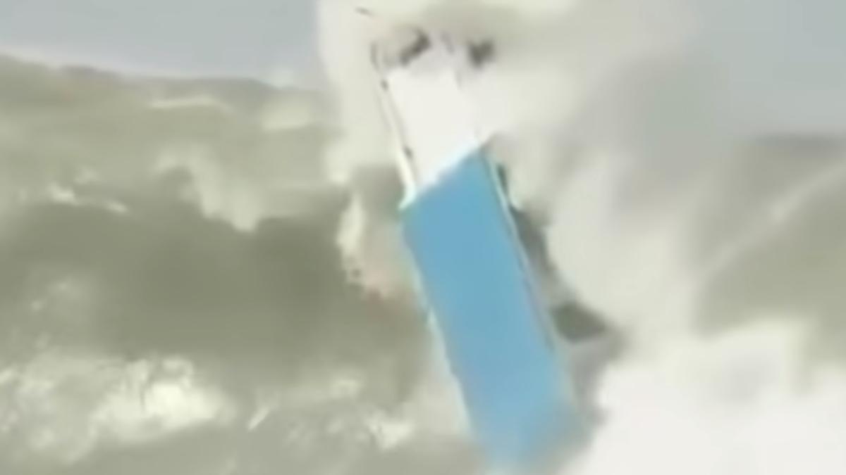 nava_se_rastoarna_mare_ocean