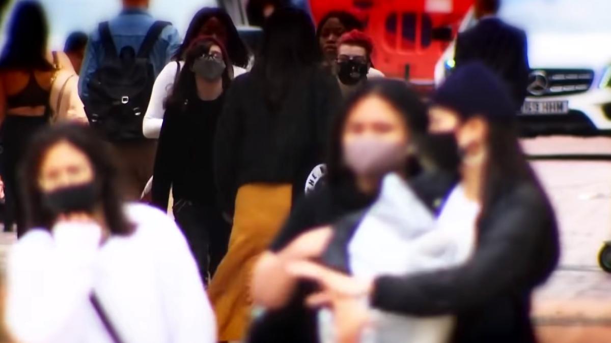 multime_oameni_strada_masca_protectie_londra_ilustrativ_captura_20_09_2020