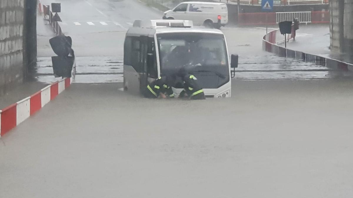 autobuz_bloct_canal_apa_inundatie