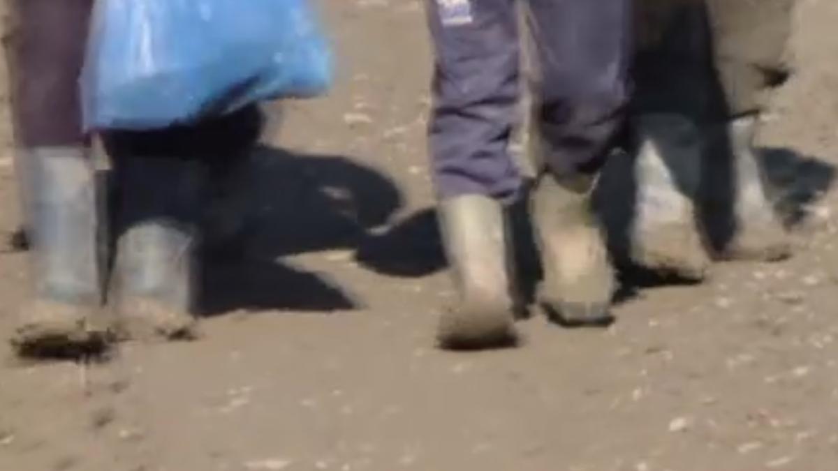 copil_sclavie_cizme_murdare