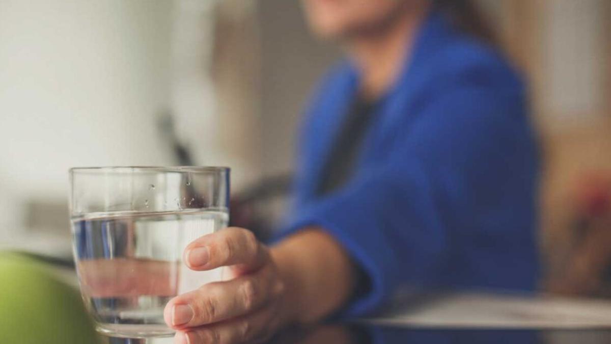 apa_pahar_femeie_romanca_inselatorie