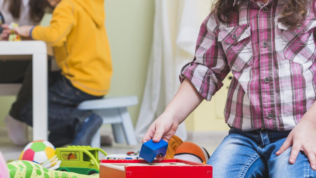 copii_gradinita_fata_baiat_joaca