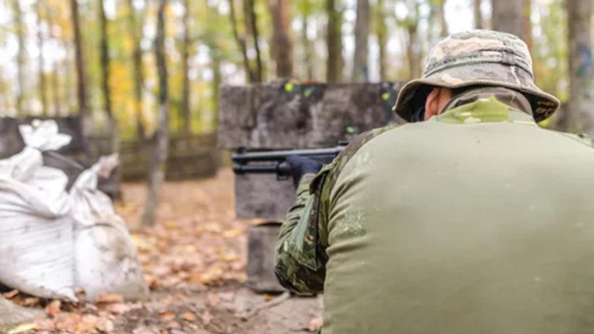 om_barbat_vanatoare_pusca_ilustrativ