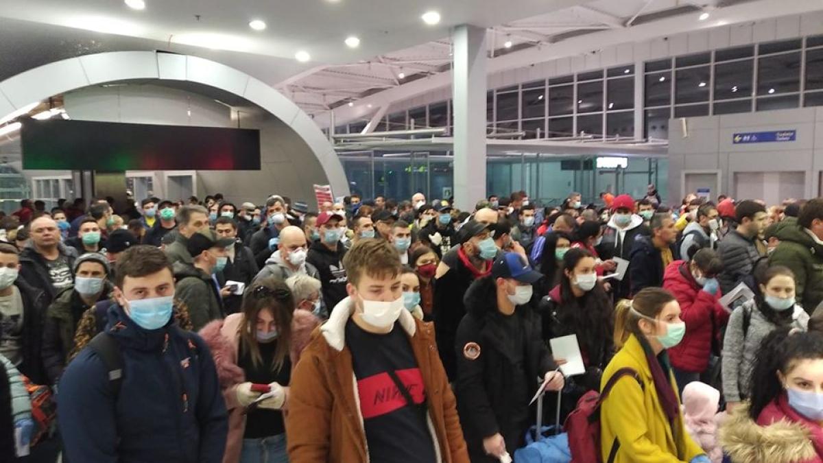 mihai_sturzu_aglomeratie_aeroport_otopeni_multime_masti_masca_fb