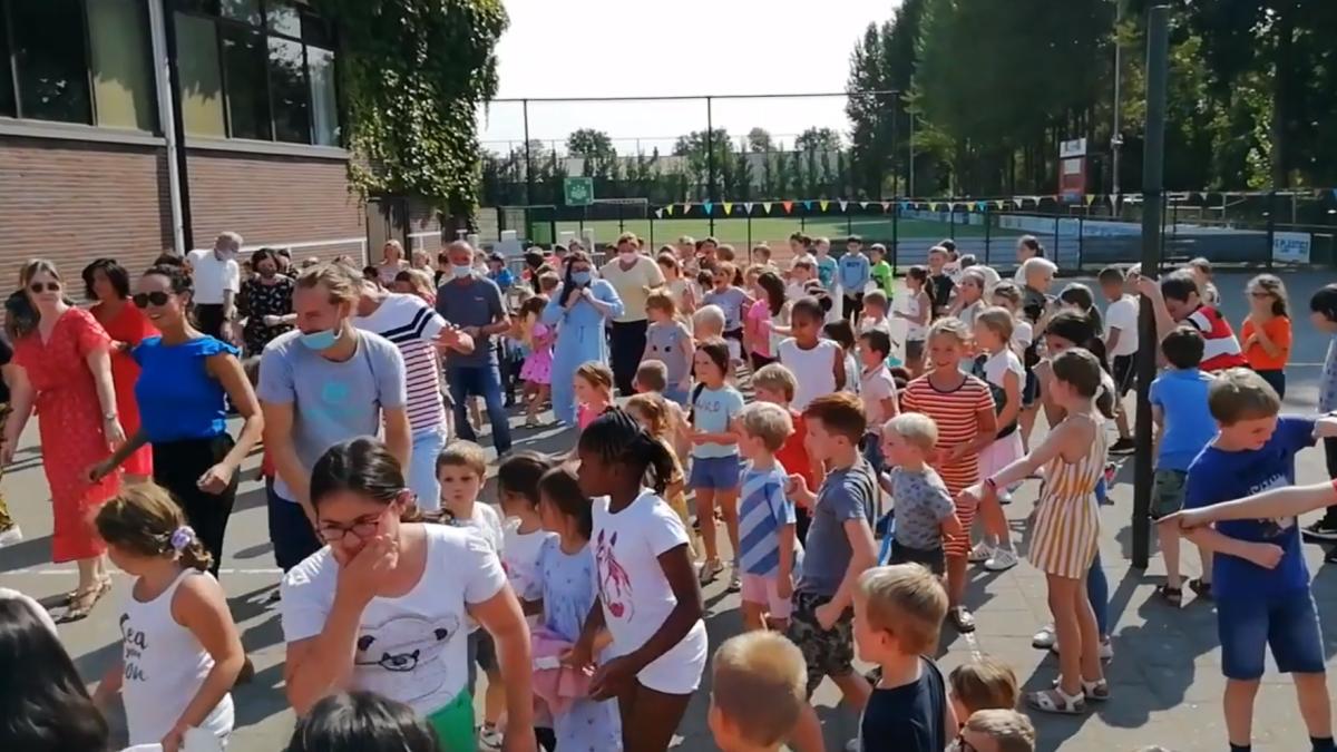 belgia_elevi_profesori_danseaza