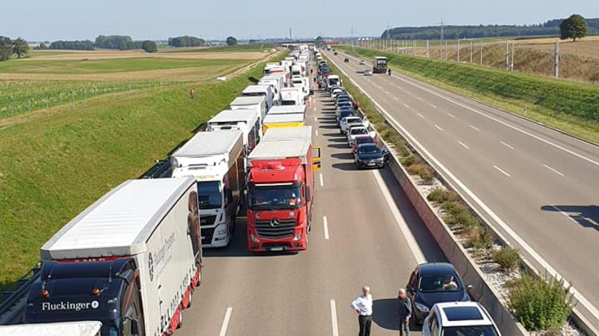 tir_tiruri_trafic_aglomeratie_camioane_autostrada_drum_sosea_masina_masini