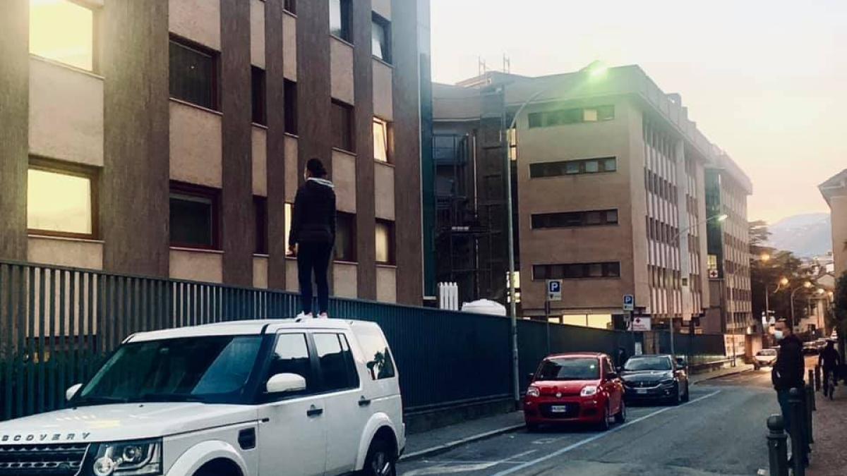 fotografie_italia_face_inconjurul_lumii_tanara_masina