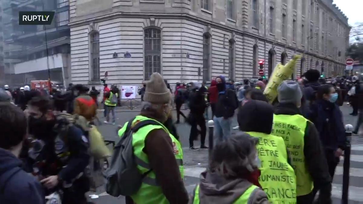 prosteste_paris_anarhisti_lege_png6122020