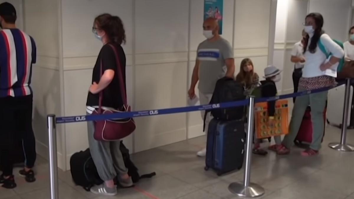 aeroport_coada_pentru_testare_covid_ilustrativ