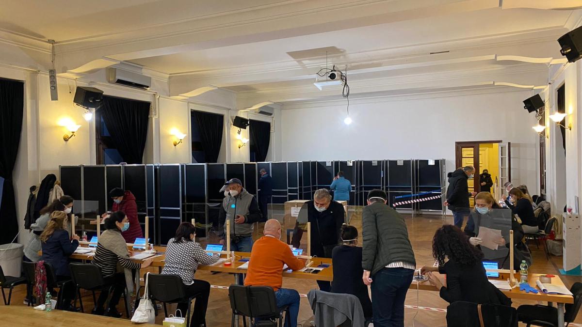 aglomeratie_vot_alegeri_semnatura_diaspora_parlamentare_romani_alegatori_urna_italia