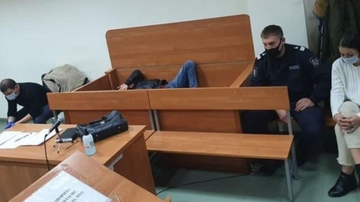 tanara_comrat_si_injunghiat_mama_smuls_inima